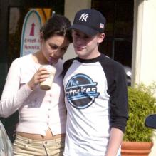 Mila Kunis et Macaulay Culkin à Los Angeles le 12 juillet 2002.