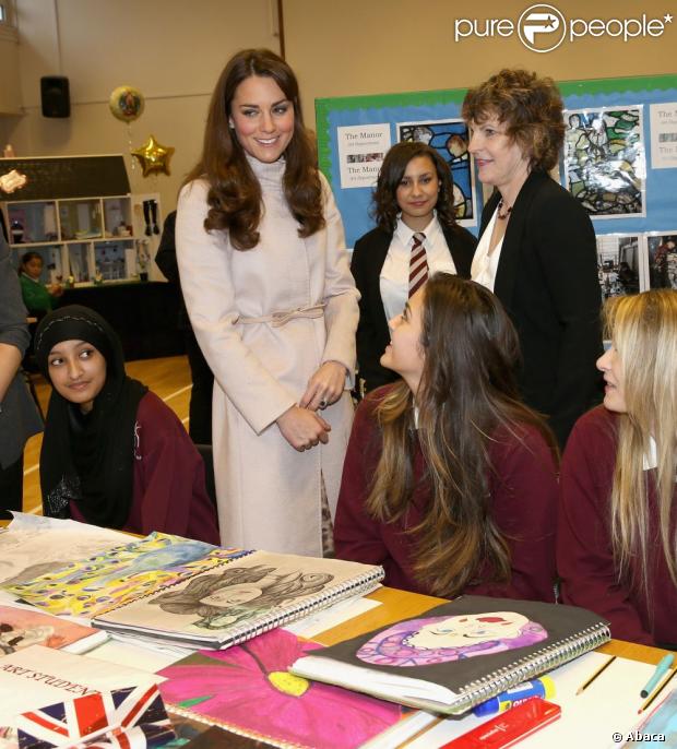 CASA REAL BRITÁNICA - Página 47 990767-the-duchess-of-cambridge-meets-pupils-620x0-1