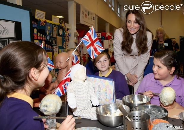 CASA REAL BRITÁNICA - Página 47 990768-the-duchess-of-cambridge-meets-pupils-620x0-1