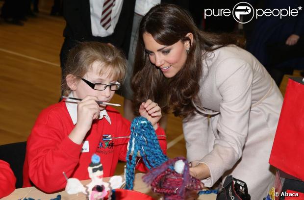 CASA REAL BRITÁNICA - Página 47 990772-the-duchess-of-cambridge-meets-pupils-620x0-1