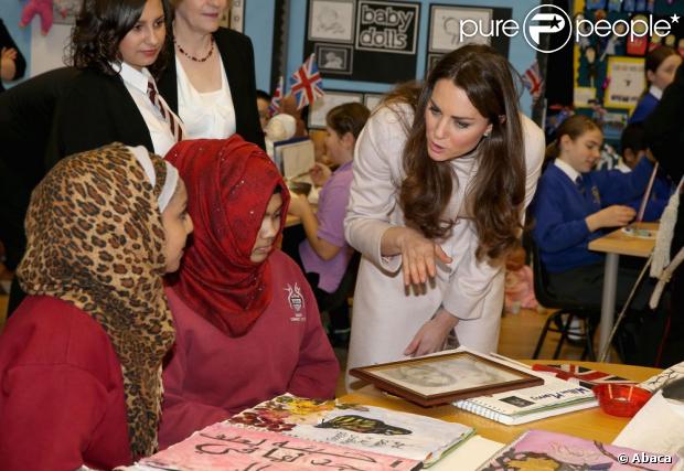 CASA REAL BRITÁNICA - Página 47 990774-the-duchess-of-cambridge-meets-pupils-620x0-1