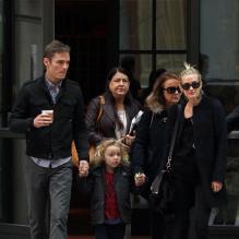 Ashlee Simpson avec son fils Bronx, accompagnés d'un inconnu, quittent leur hôtel de New York le 29 novembre 2012.