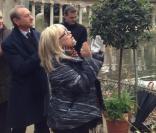 France Gall et le maire de Paris, Bertrand Delano   ë, inaugurent une allée Michel Berger au Parc Monceau à Paris le mercredi 19 décembre 2012.  