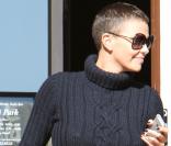 Charlize Theron, coupe garçonne et col roulé, la belle tente de passer incognito