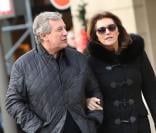 Cécilia Attias gourmande et amoureuse au bras de Richard dans les rues de Paris
