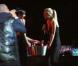 Gwyneth Paltrow se déhanche sur scène aux côtés de Jay-Z, de son mari Chris Martin et de leurs deux enfants Moses et Apple, le 31 décembre 2012 à New York.