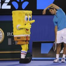 Roger Federer avec Bob l'éponge durant le "Kids Day" de Melbourne, le 12 janvier 2013.
