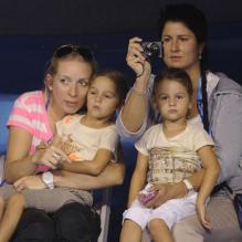 Mirka Vavrinec, la femme de Roger Federer et ses jumelles Myla et Charlene durant le "Kids Day" de Melbourne, le 12 janvier 2013.