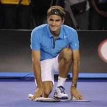 Roger Federer fait le ramasseur de balles durant le "Kids Day" de Melbourne, le 12 janvier 2013.