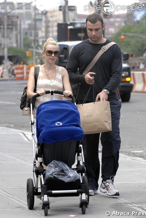 Naomi Watts et son compagnon Liev Schreiber promenent leur fils Alexander Pete