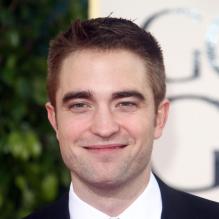 Robert Pattinson pose aux Golden Globes Awards 2013 à Los Angeles, le 13 janvier 2013.
