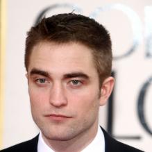 Robert Pattinson face aux photographes pendant les Golden Globes Awards 2013 à Los Angeles, le 13 janvier 2013.