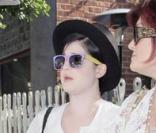 Kelly Osbourne, shopping chez Chanel avec son chéri et sa maman