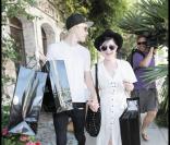 Kelly Osbourne, shopping chez Chanel avec son chéri et sa maman