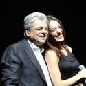 Enrico Macias complice avec la belle Sofia Essaïdi devant le couple Sarkozy