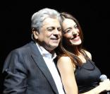 Enrico Macias complice avec la belle Sofia Essaïdi devant le couple Sarkozy