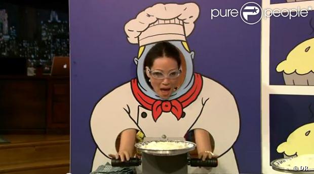 Lucy Liu est l'invitée de l'animateur Jimmy Fallon, le 29 janvier 2013. Elle l'affronte dans une épreuve du jeu Papier, cailloux, ciseaux.