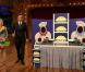 Lucy Liu est l'invitée de l'animateur Jimmy Fallon, le 29 janvier 2013. Elle l'affronte dans une épreuve du jeu Papier, cailloux, ciseaux.
