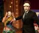 Lucy Liu est l'invitée de l'animateur Jimmy Fallon, complétement entratré le 29 janvier 2013. Elle l'affronte dans une épreuve du jeu Papier, cailloux, ciseaux.