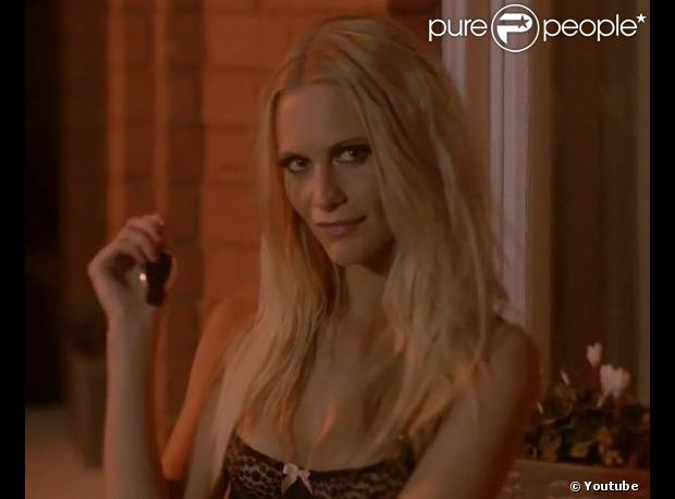 La Saint Valentin pour Poppy Delevingne ? De la lingerie sexy et raffinée signée Agent Provocateur, du champagne et des chocolats. La panoplie complète pour rendre un homme heureux !