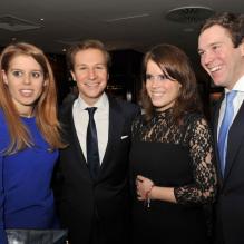 <p>Beatrice d'York, Dave Clark, Eugenie d'York et Jack Brooksbank posant ensemble lors de la soirée du Nouvel An chinois organisée le 4 février 2013 à Londres par Sir David Tang.</p>
