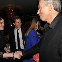 <p>Eugenie d'York saluant Tony Blair tandis que sa soeur Beatrice et son compagnon Dave saluent Cherie Blair, lors de la soirée du Nouvel An chinois organisée le 4 février 2013 à Londres par Sir David et Lady Lucy Tang.</p>