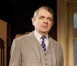 Rowan Atkinson lors d'une représentation au théâtre pour la pièce Quartermaine's Terms à Londres, le 25 janvier 2013.