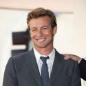 Simon Baker, ému aux larmes, reçoit son étoile devant Naomi Watts et sa famille