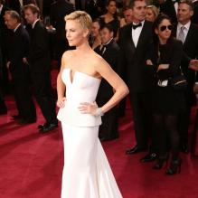 Charlize Theron en robe Dior à la 85e cérémonie des Oscars à Hollywood le 24 février 2013.