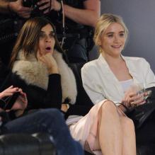 Carine Roitfeld et Ashley Olsen, confortablement installées lors du défilé H&amp;M automne-hiver 2013-2014 au musée Rodin. Paris, le 27 février 2013.