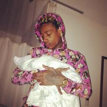 <p>Amber Rose a posté sur son compte Twitter, mercredi 27 février, des photos de ses proches et de son bébé Sebastian. On peut voir ici son papa Wiz Khalifa le tenir tendrement dans ses bras. </p>