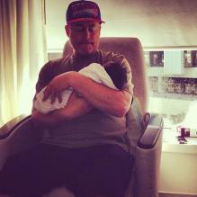 Amber Rose a posté sur son compte Twitter, mercredi 27 février, des photos de ses proches et de son bébé Sebastian. Ici, on voit le père d'Amber Rose qui tient le bébé dans ses bras. La photo était accompagnée de la légende suivante : "<em>Mon papa tenant Sebastian Taylor âgé de 1 jour :-)</em>"
