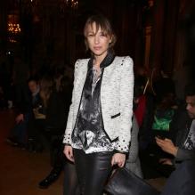 Laura Smet, entièrement habillée en Barbara Bui, assiste au défilé automne-hiver 2013 de la créatrice française à l'hôtel Westin. Paris, le 28 février 2013.