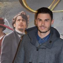 Baptiste Giabiconi fatigué mais beau gosse pour l'avant-première du film Le Monde Fantastique d'Oz au Pathé Wepler à Paris, le 4 mars 2013.