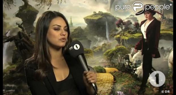 Mila Kunis en junket TV pour la BBC Radio One. Un grand moment de journalisme.