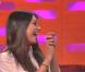 Mila Kunis, hilare et charmée par la révélation sentimentale du chanteur Olly Murs, sur le plateau du Graham Norton Show, le 1er mars 2013.