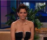 Halle Berry : Son affriolant décolleté hypnotise Jay Leno