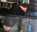 Gerard Butler à l'aéroport de Washington le 13 mars 2013 : en se baissant, il laisse entrevoir son derrière