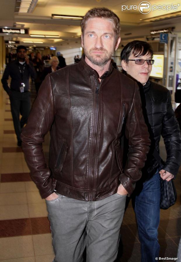 Gerard Butler prenant un vol à l'aéroport de Washington, le 13 mars 2013
