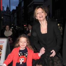 Geri Halliwell et sa fille Bluebell Madonna heureuses à la sortie du Piccadilly Theater de Londres le 15 mars 2013