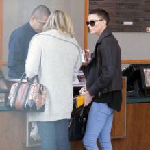 <span>Charlize Theron et sa mere Gerda vont au cinéma à Hollywood, le 15 décembre 2012. La star affiche un petit motif à la cheville.</span>