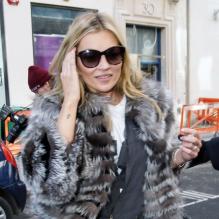 <span>Kate Moss quitte les studios de la radio BBC Radio 1 à Londres. Le 14 mars 2013. La star possède une encre sur le poignet.</span>