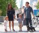  Matthew McConaughey avec sa femme Camila Alves, enceinte, et leurs enfants Levi et Vida, à New York, le 26 août 2012. 
  