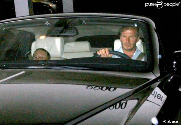David Beckham à la sortie du restaurant, en compagnie de son fils Brooklyn