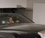 David Beckham à la sortie du restaurant, en compagnie de son fils Brooklyn