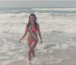 Delphine Wespiser, superbe naïade, et Laury Thilleman, Miss Catastrophe