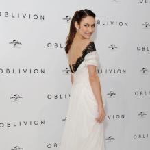 Olga Kurylenko - Premiere du film "Oblivion" a Londres, le 4 avril 2013.  04/04/2013 - Oblivion Premiere at the BFI IMAX, Waterloo04/04/2013 - 