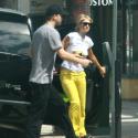 Paris Hilton, sur tapis rouge ou en balade, elle rayonne au bras de son beau