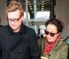 Simon Baker débarque à Paris avec sa jolie compagne et son sex-appeal