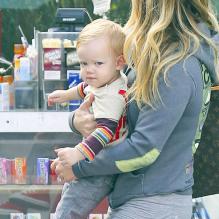 Hilary Duff, Mike Comrie et leur fils Luca prenant un petit-déjeuner sur la terrasse d'un café à Hollywood, ce 6 avril 2013.